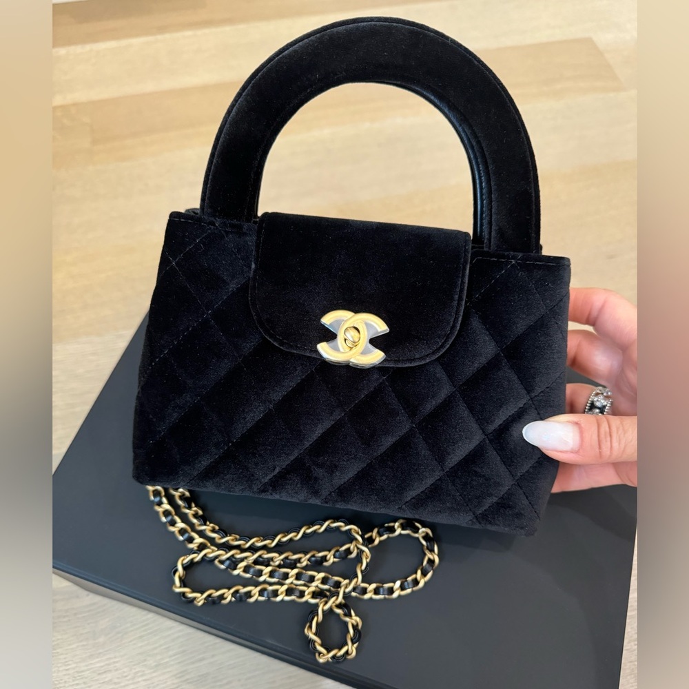 Chanel Métiers d'Art 2024
Known as Chanel Kelly bag  “Nano” Black velvet handbag